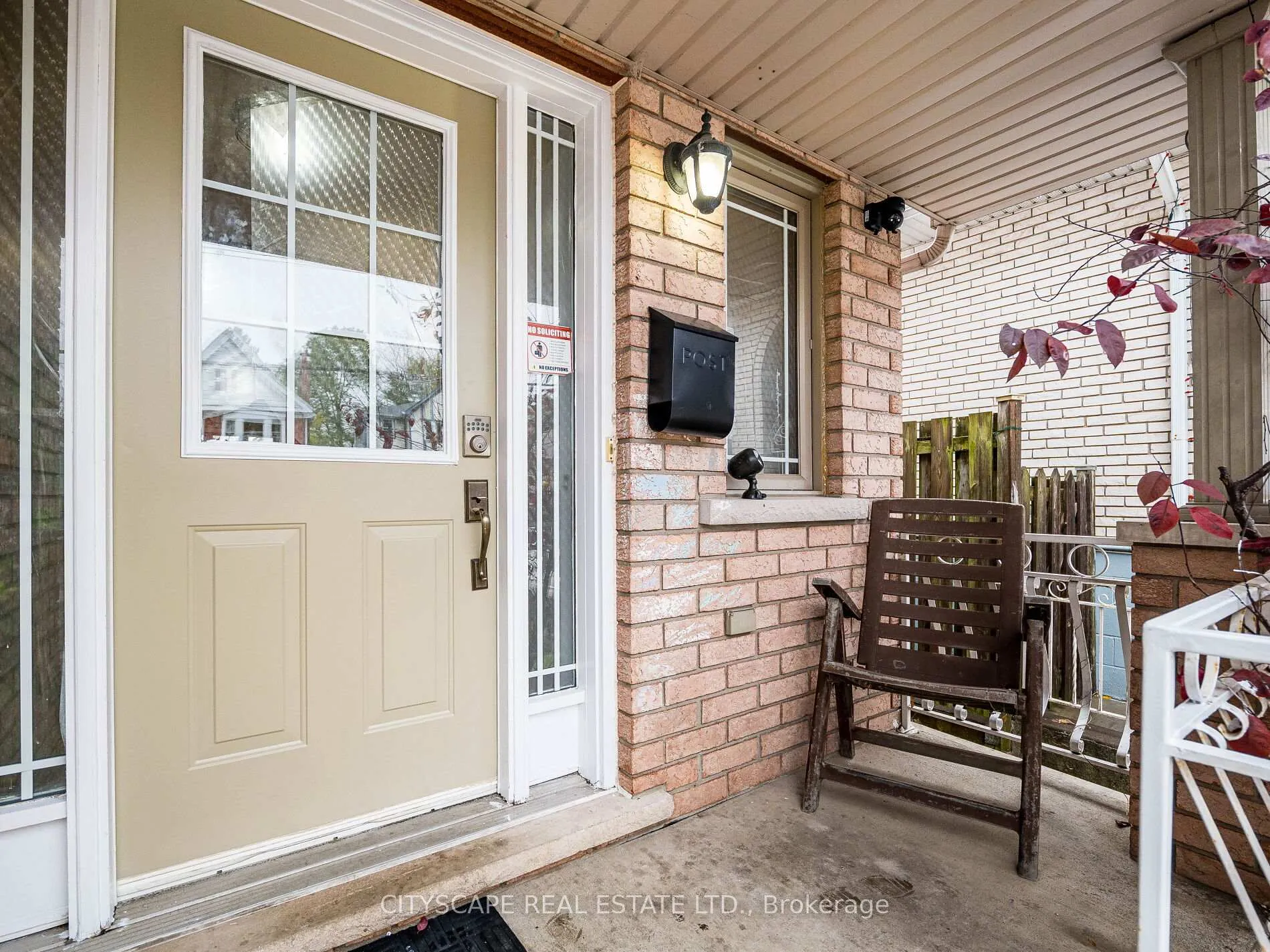 Photo 3 of 22 Jones Street, Hamilton, Strathcona — HOMEH