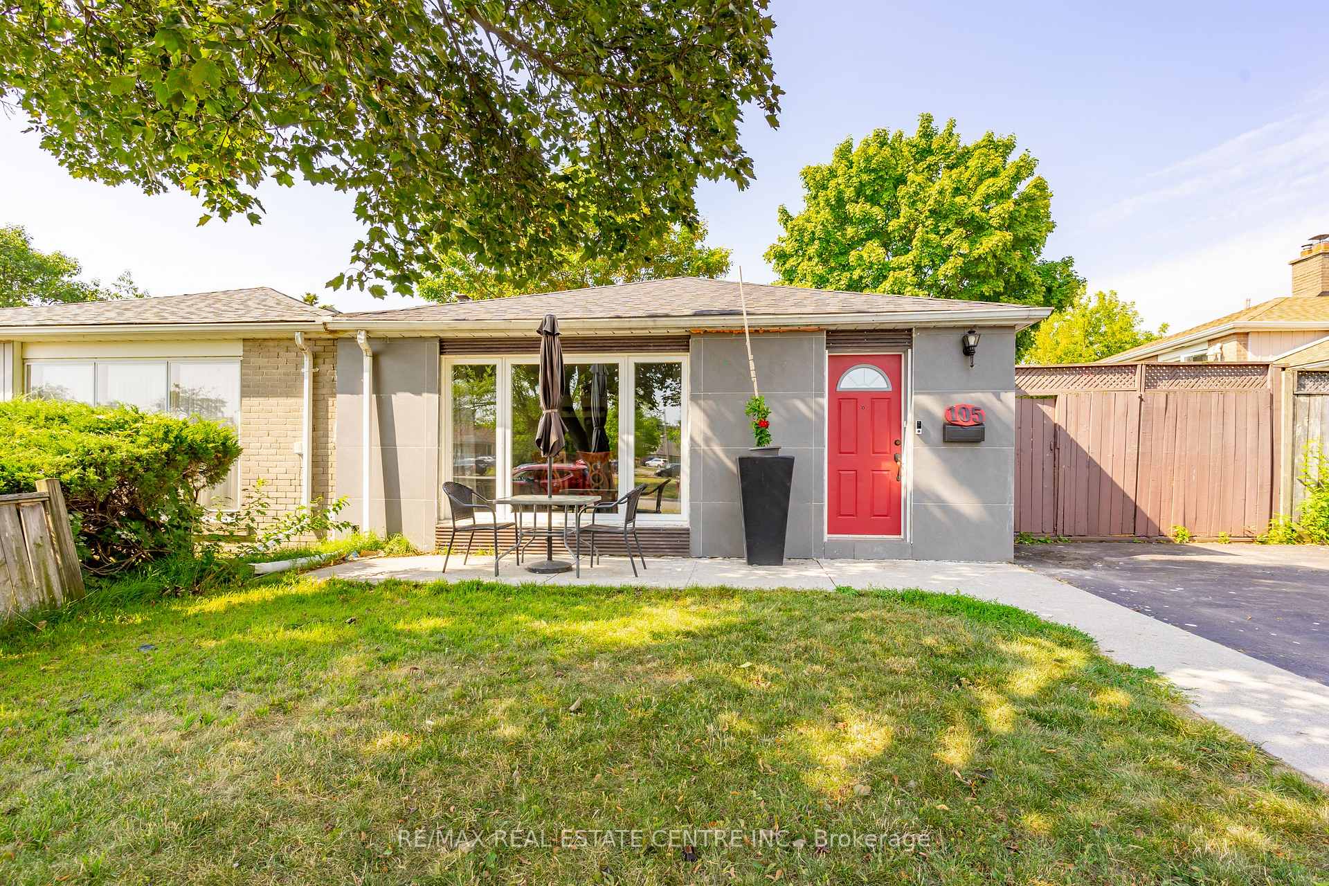 Front of 105 Aloma Crescent