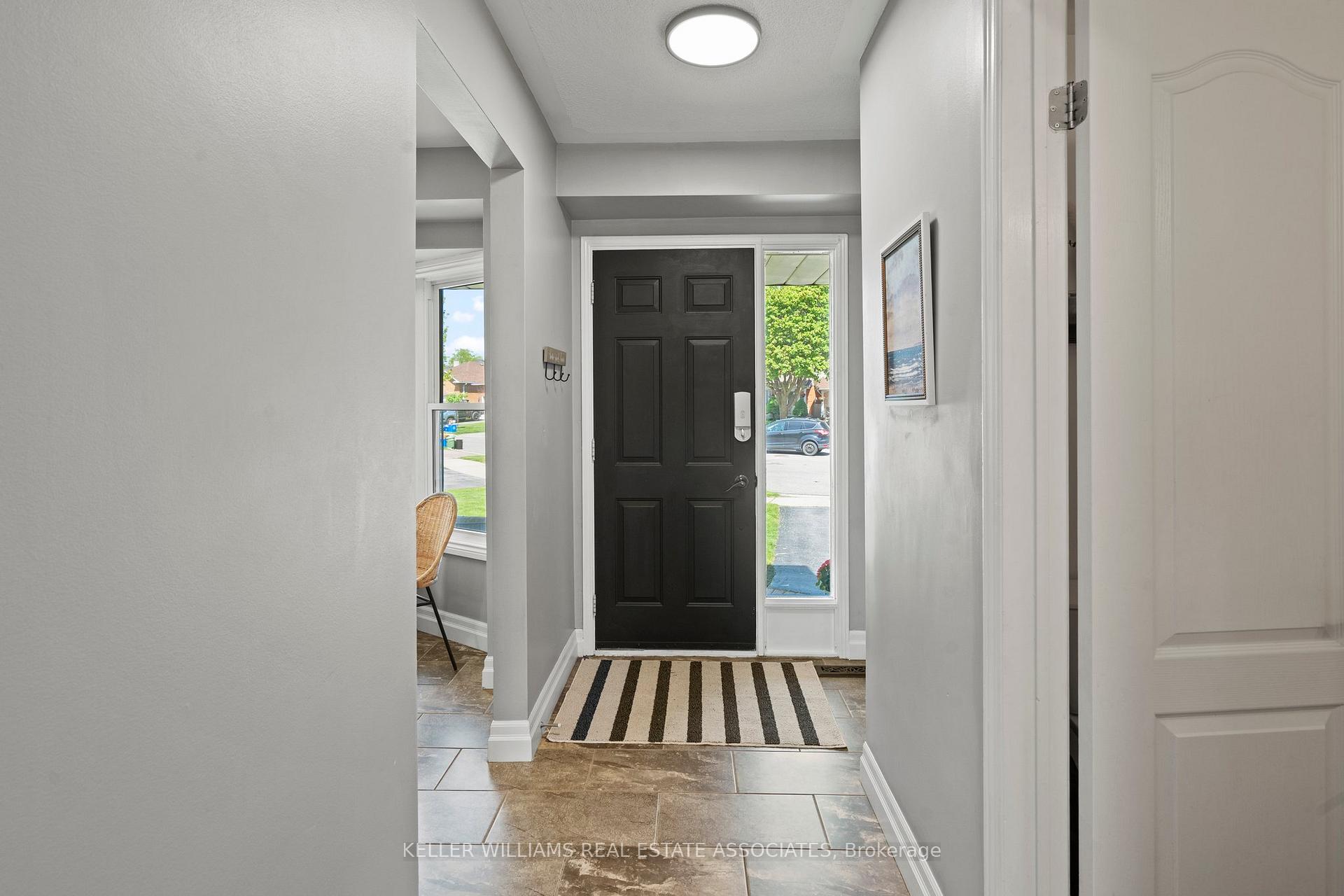 Photo 2 of 19 Soper Court, Clarington, Bowmanville — HOMEH