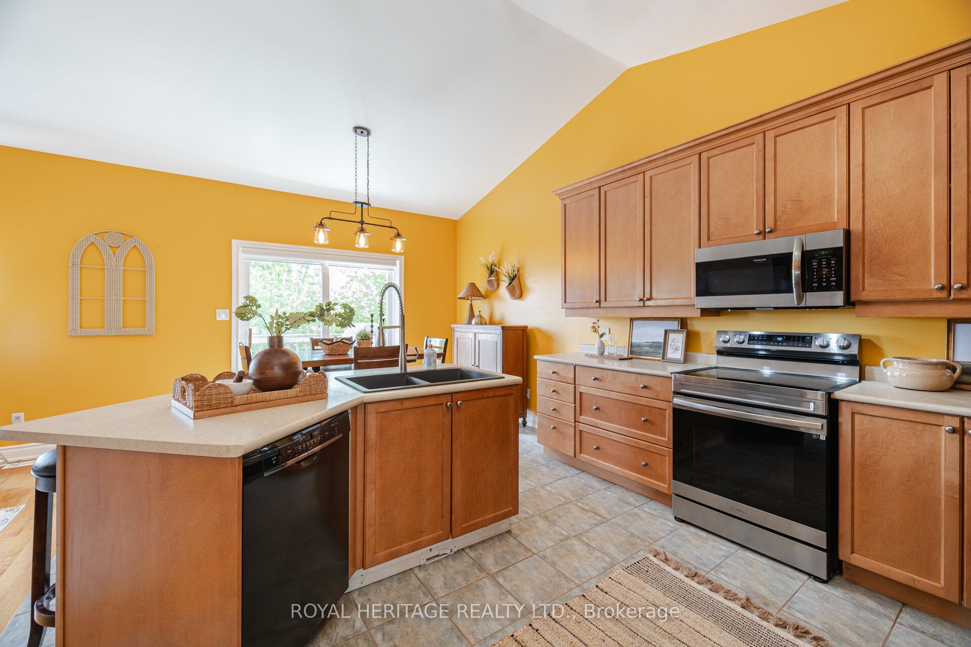 Photo 6 of 39 Aylesworth Avenue, Clarington, Courtice — HOMEH