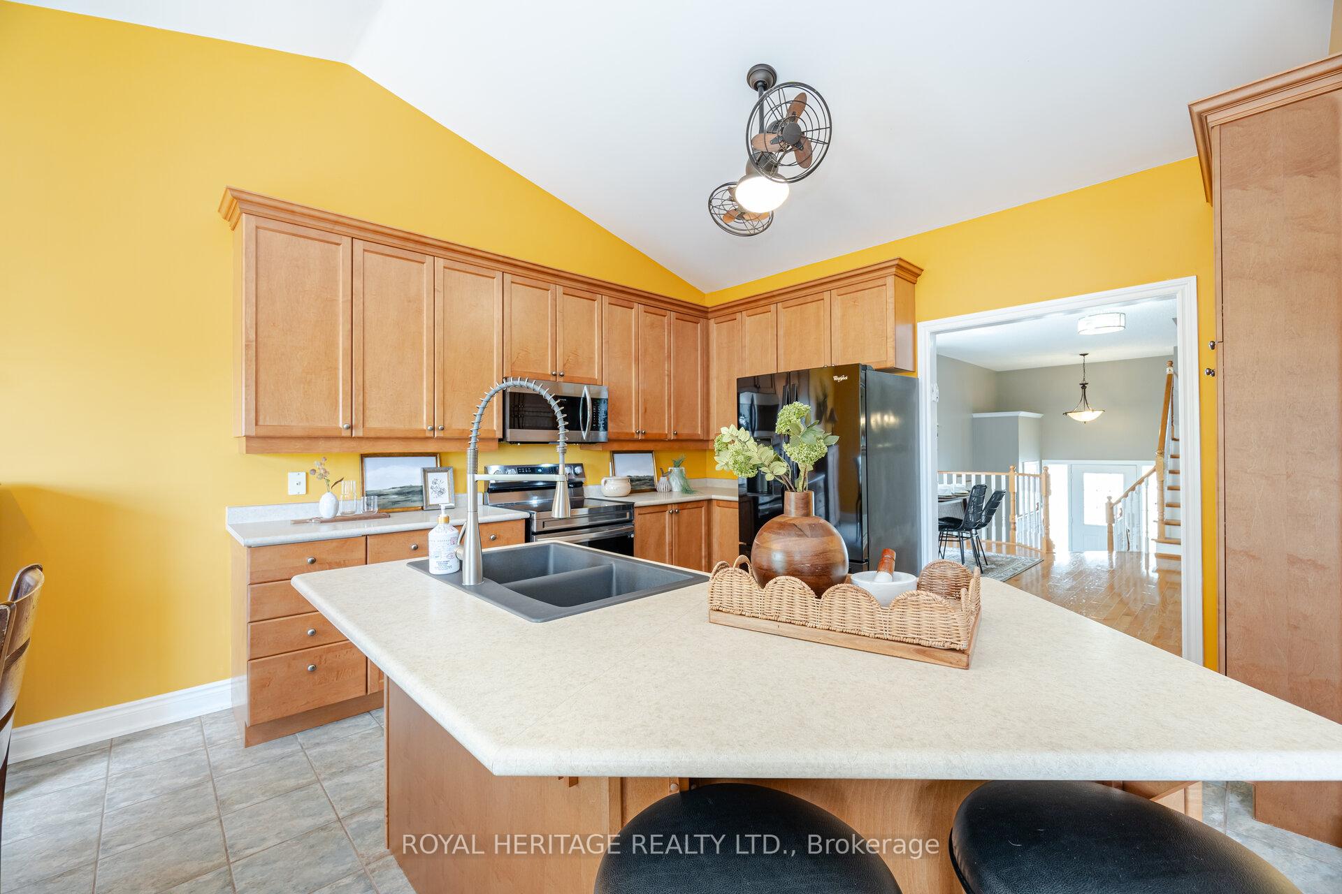 Photo 7 of 39 Aylesworth Avenue, Clarington, Courtice — HOMEH
