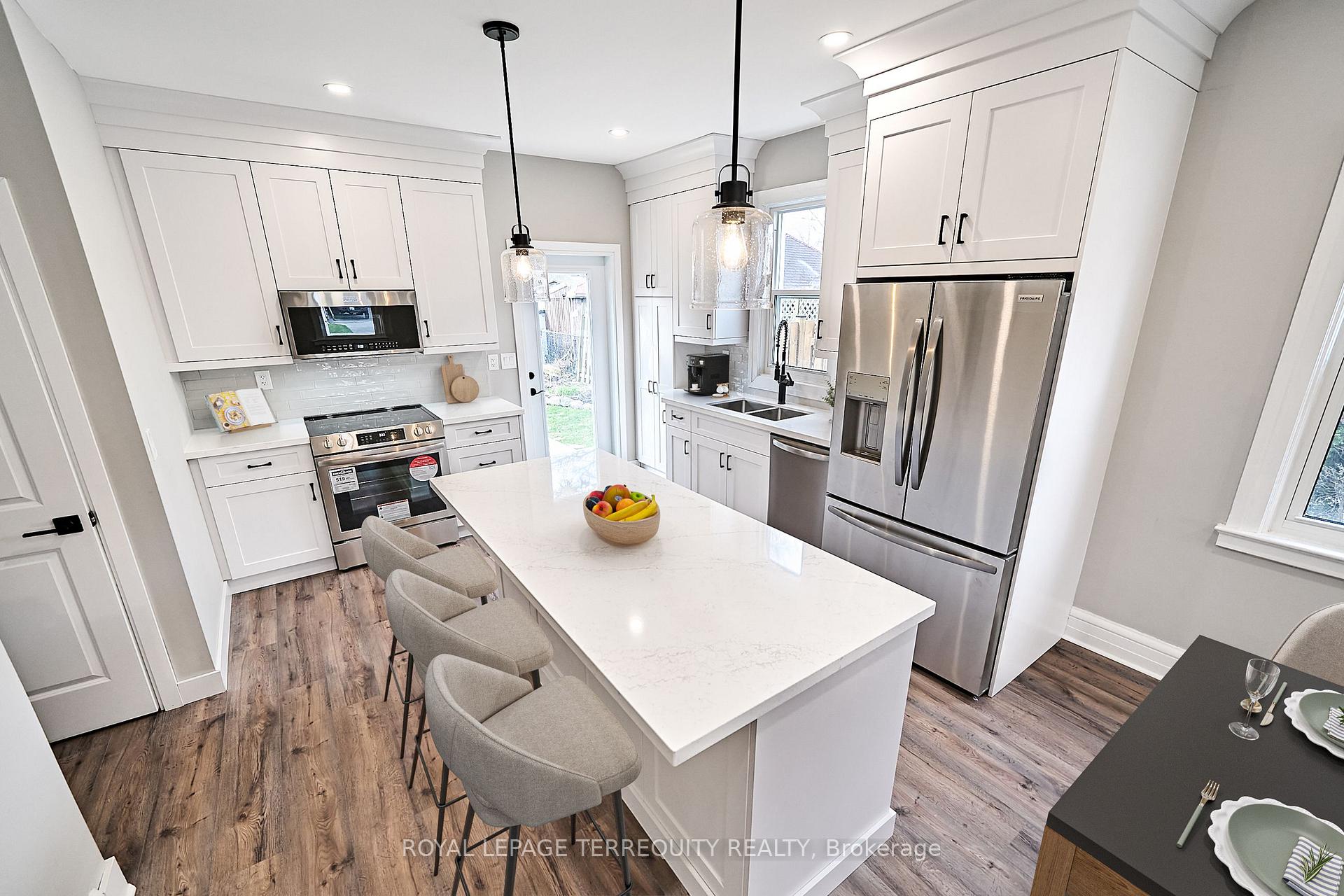 Photo 11 of 23 Carlisle Avenue, Clarington, Bowmanville — HOMEH