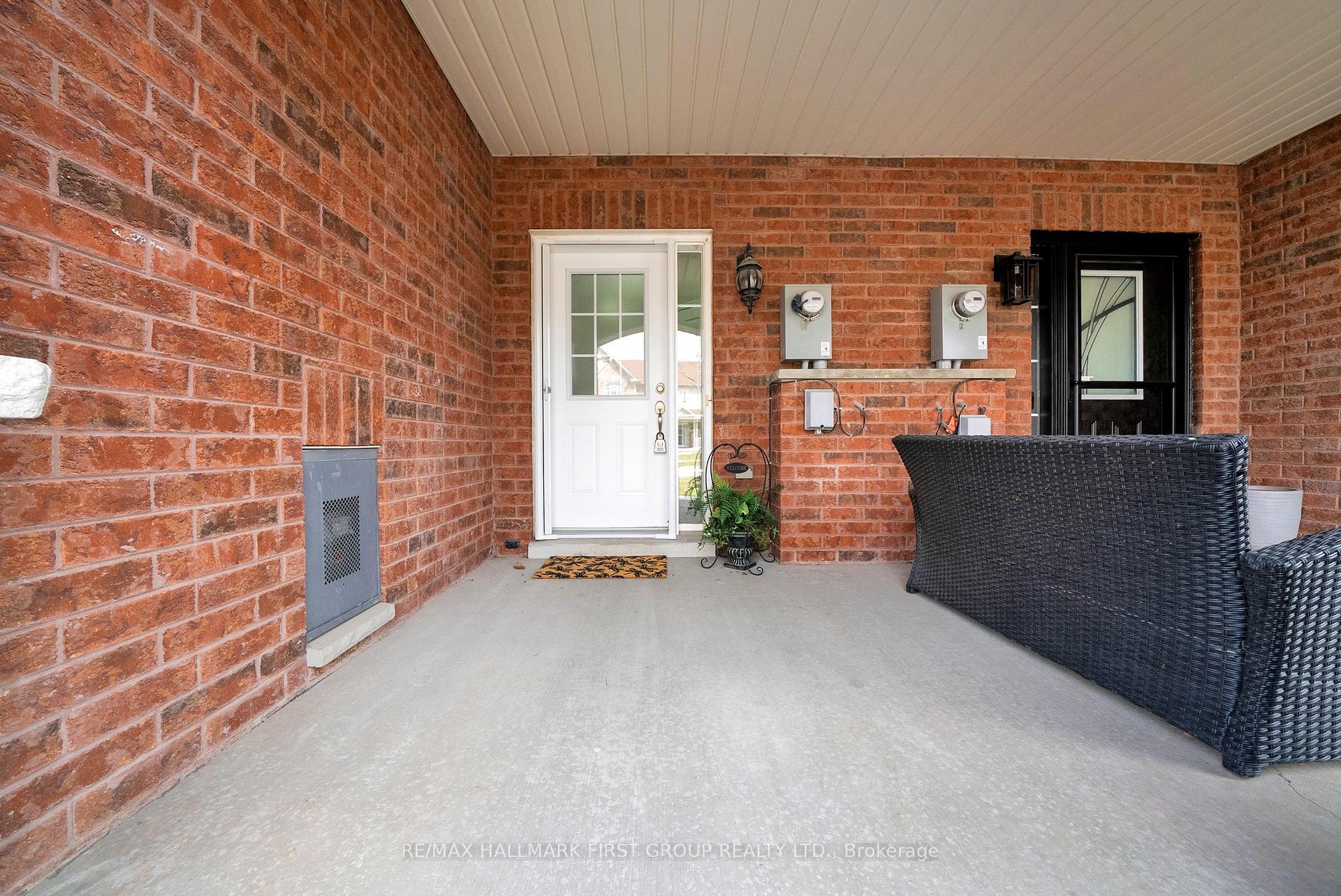 Photo 2 of 37 Westover Drive, Clarington, Bowmanville — HOMEH