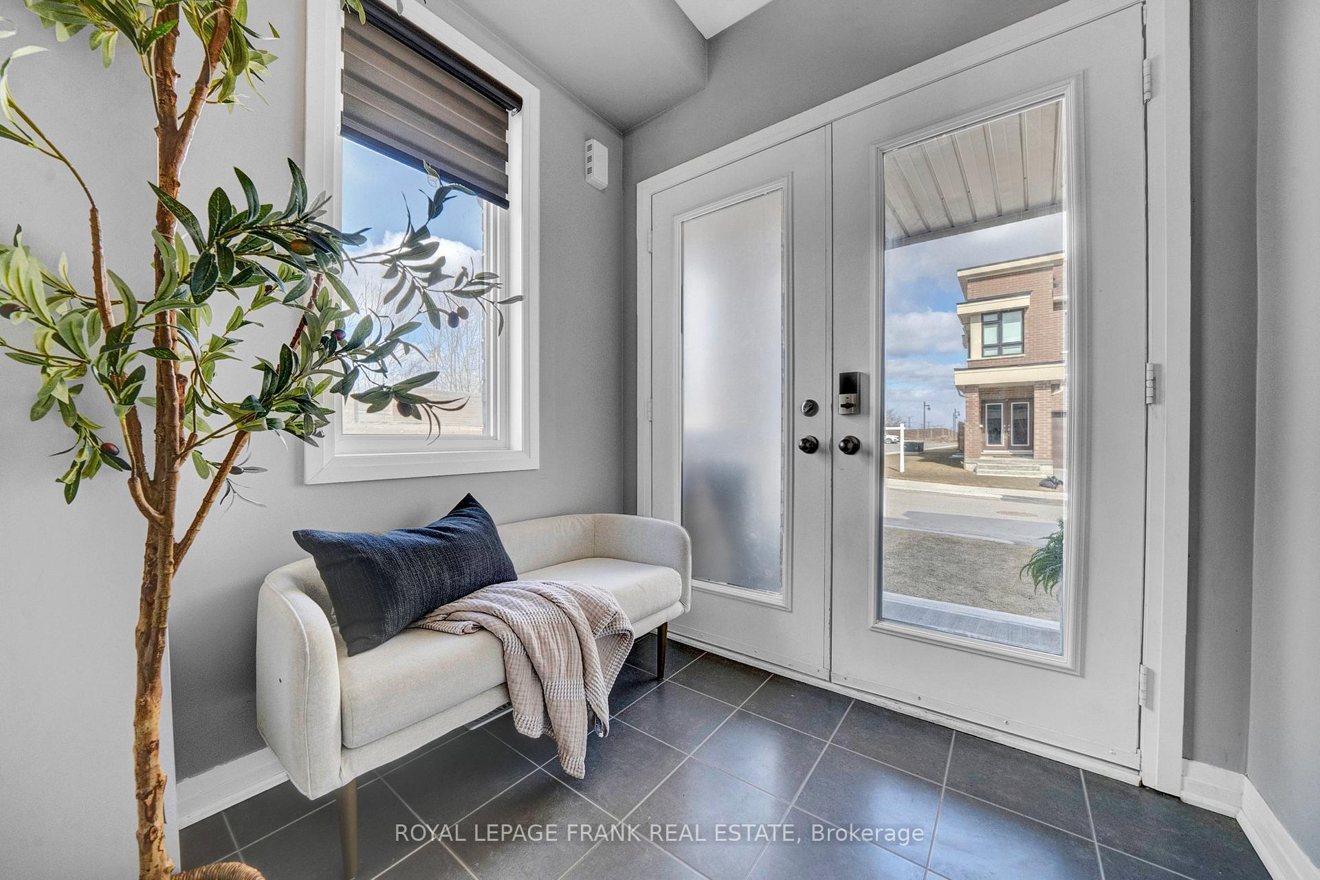 Photo 3 of 48 Caspian Square, Clarington, Bowmanville — HOMEH