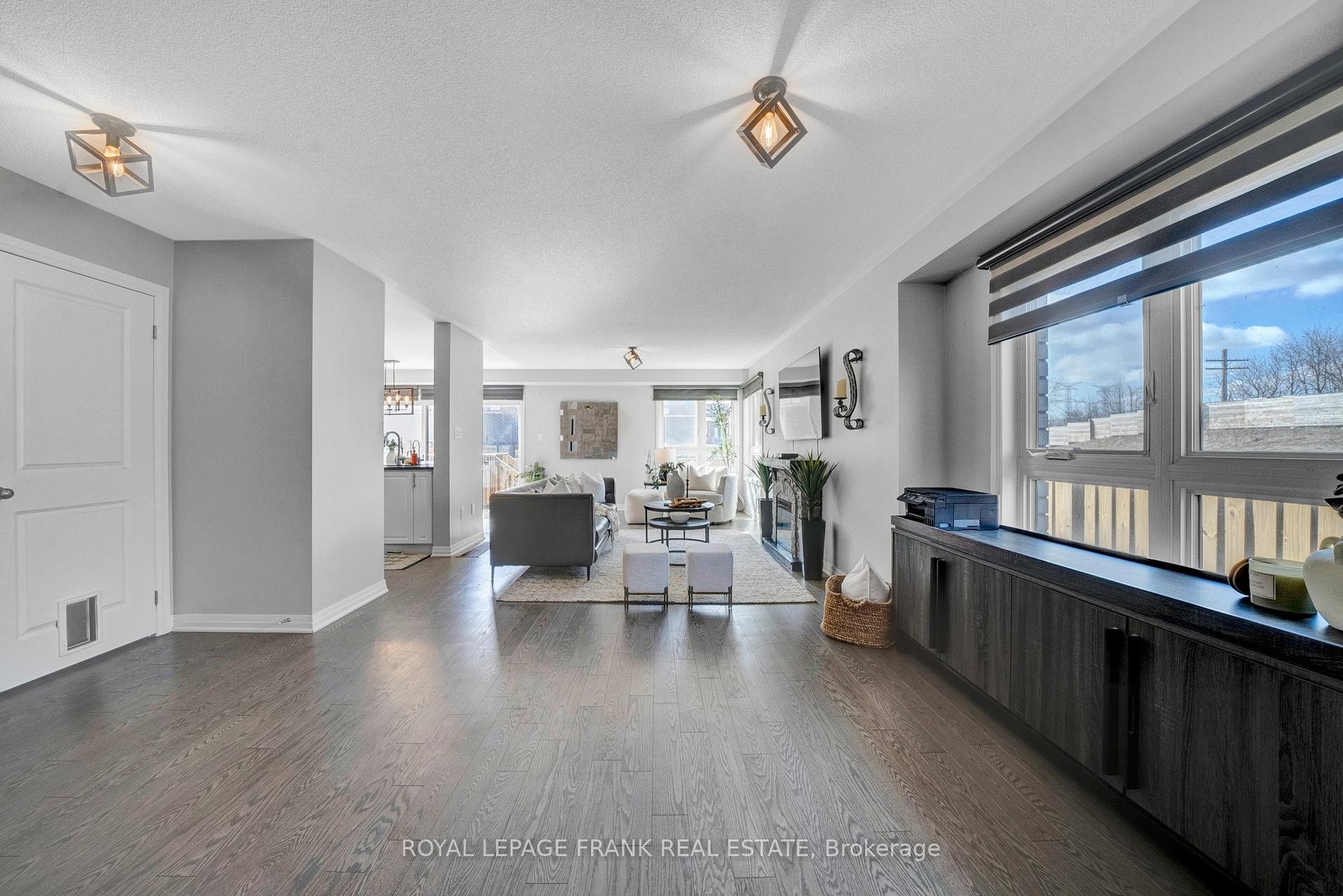 Photo 4 of 48 Caspian Square, Clarington, Bowmanville — HOMEH
