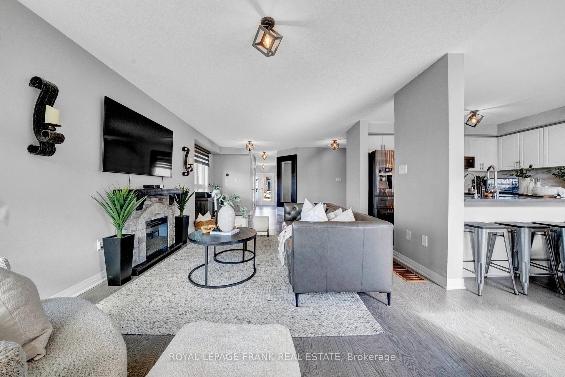 Photo 8 of 48 Caspian Square, Clarington, Bowmanville — HOMEH