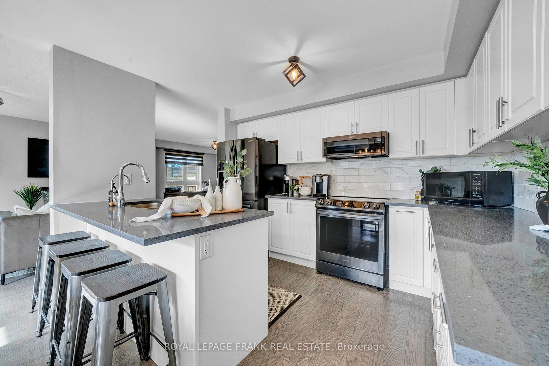 Photo 13 of 48 Caspian Square, Clarington, Bowmanville — HOMEH
