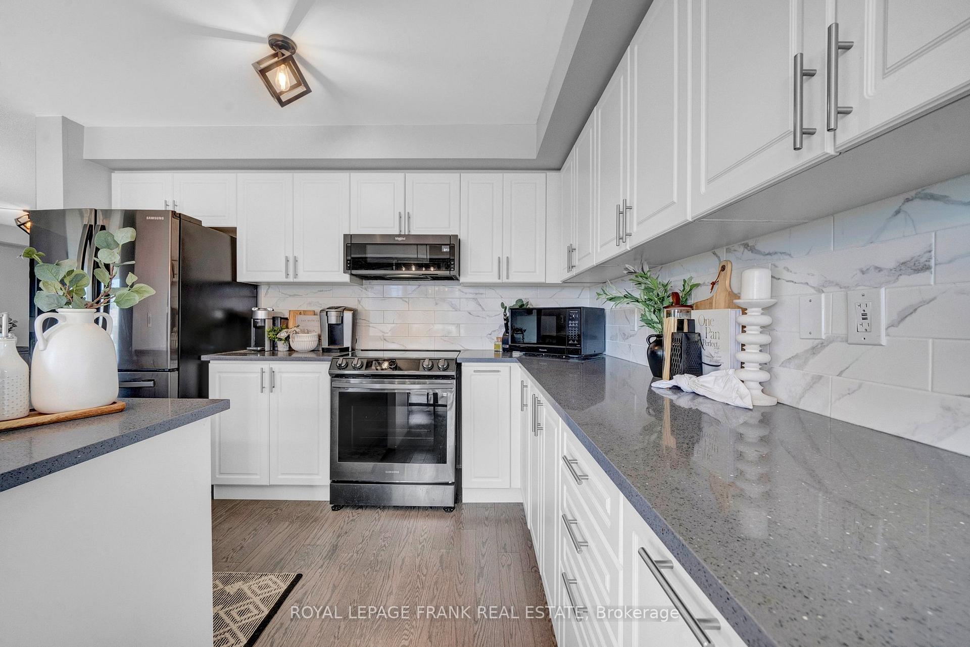 Photo 14 of 48 Caspian Square, Clarington, Bowmanville — HOMEH