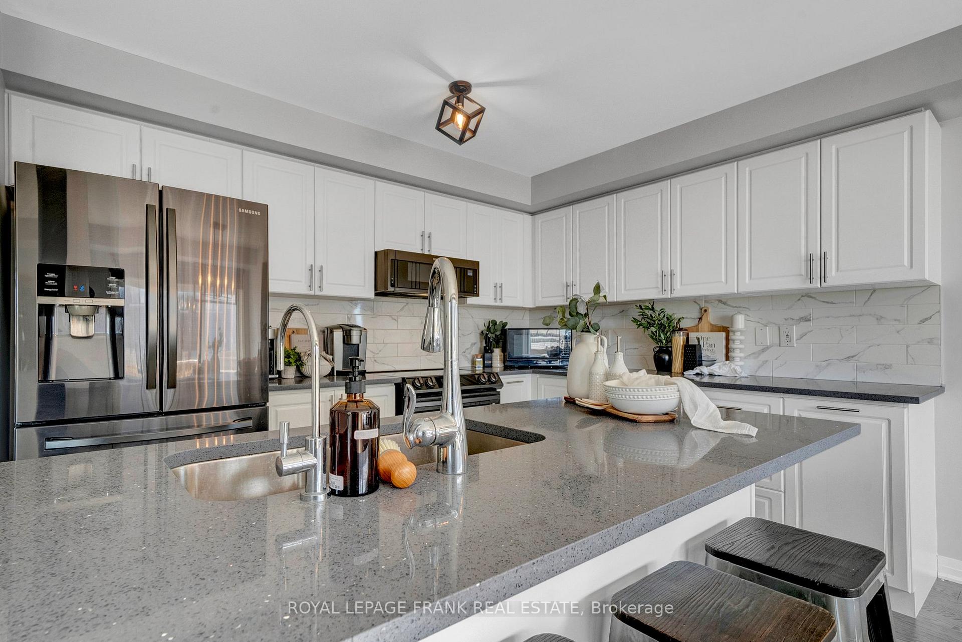 Photo 16 of 48 Caspian Square, Clarington, Bowmanville — HOMEH