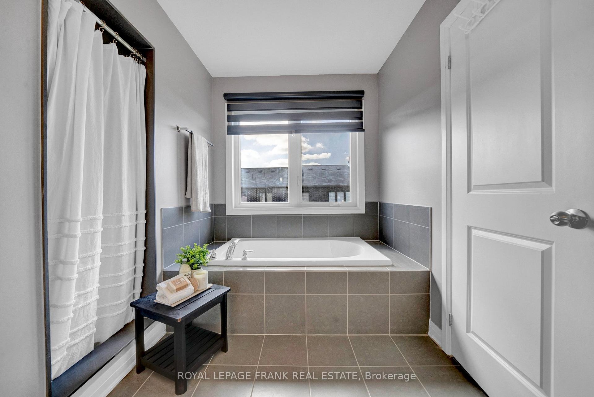 Photo 20 of 48 Caspian Square, Clarington, Bowmanville — HOMEH