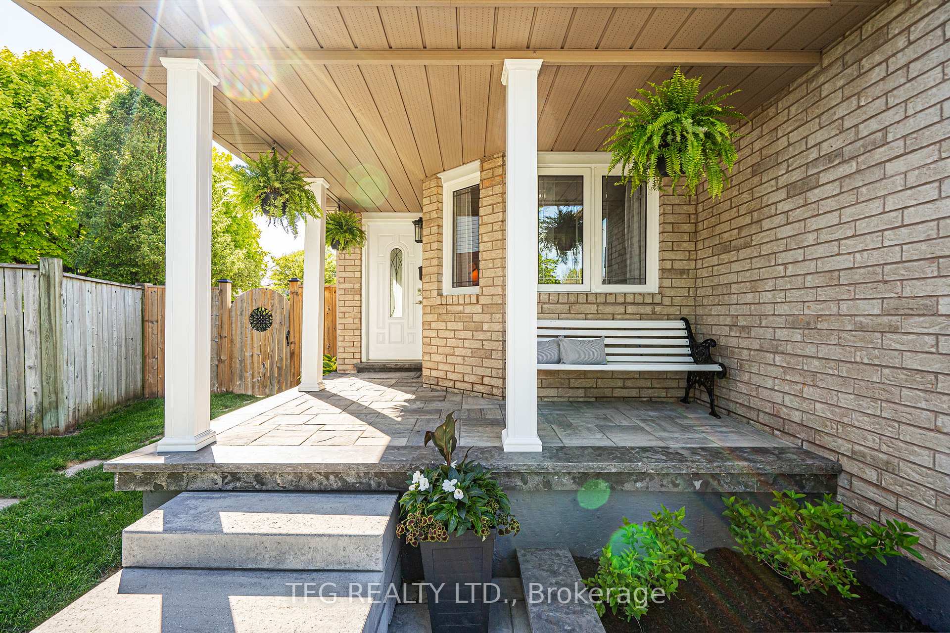 Photo 2 of 52 Barron Court, Clarington, Courtice — HOMEH