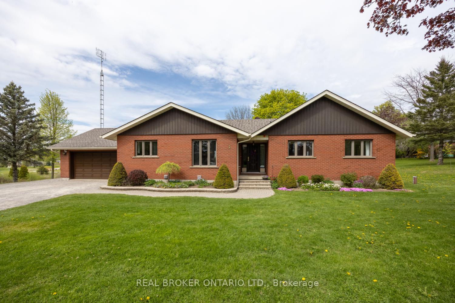 Photo 1 of 5 Hillside Court, Clarington, Rural Clarington — HOMEH