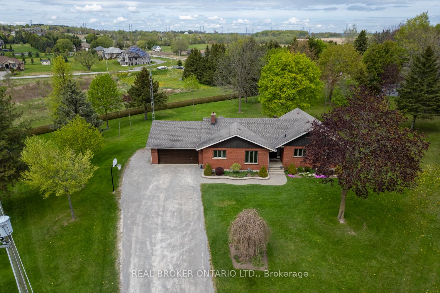 Photo 2 of 5 Hillside Court, Clarington, Rural Clarington — HOMEH
