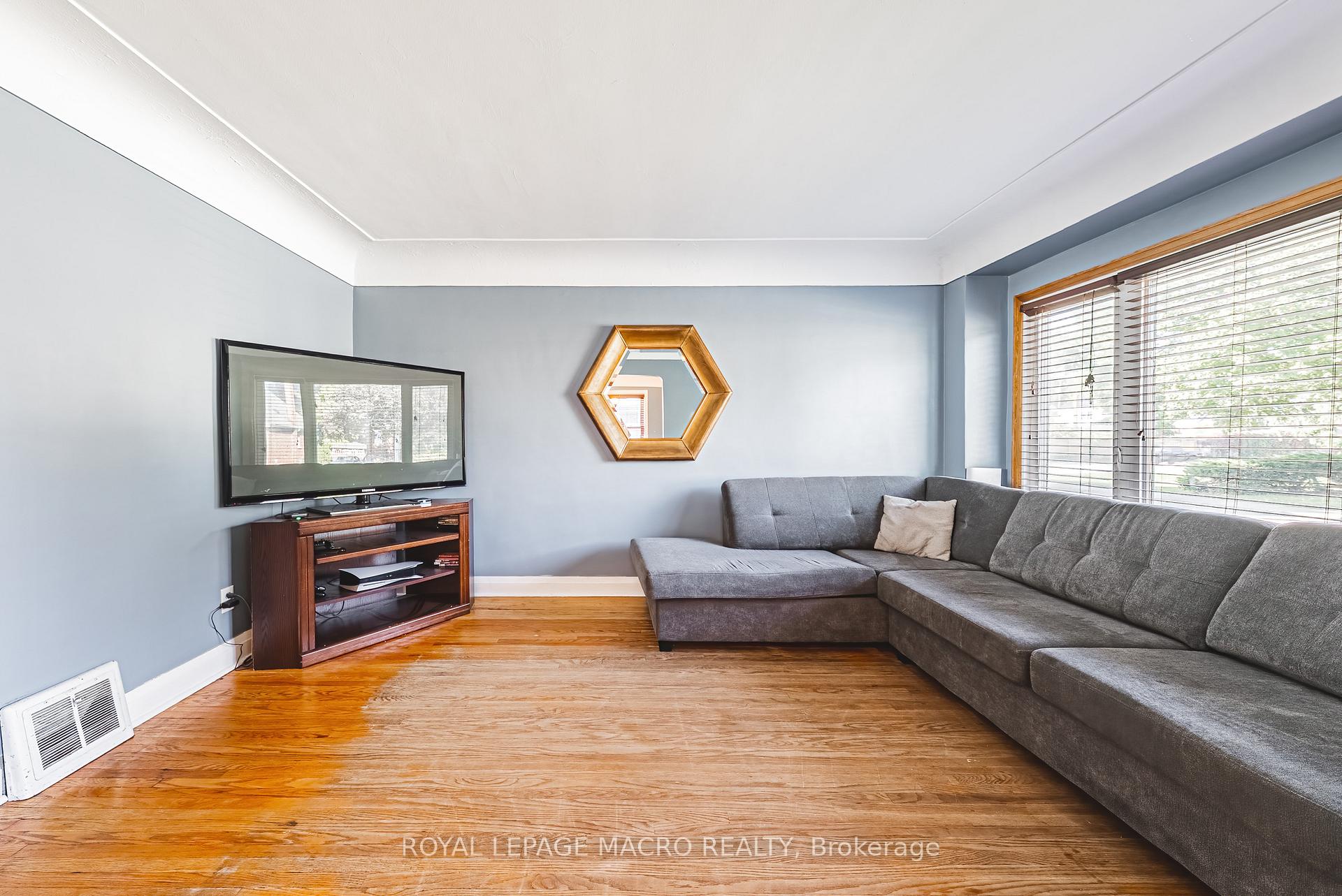 Photo 3 of 35 Ipswich Road, Hamilton, Bartonville — HOMEH