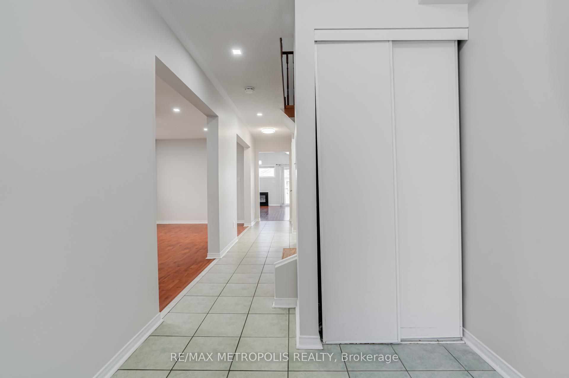 Photo 4 of 26 Perfitt Crescent, Ajax, Central — HOMEH