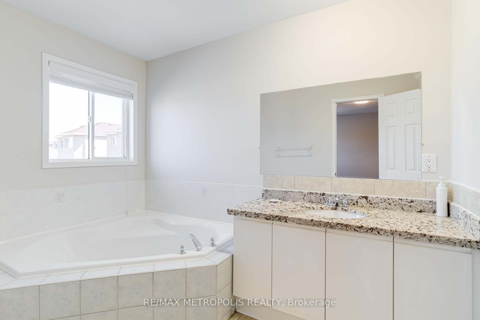 Photo 20 of 26 Perfitt Crescent, Ajax, Central — HOMEH