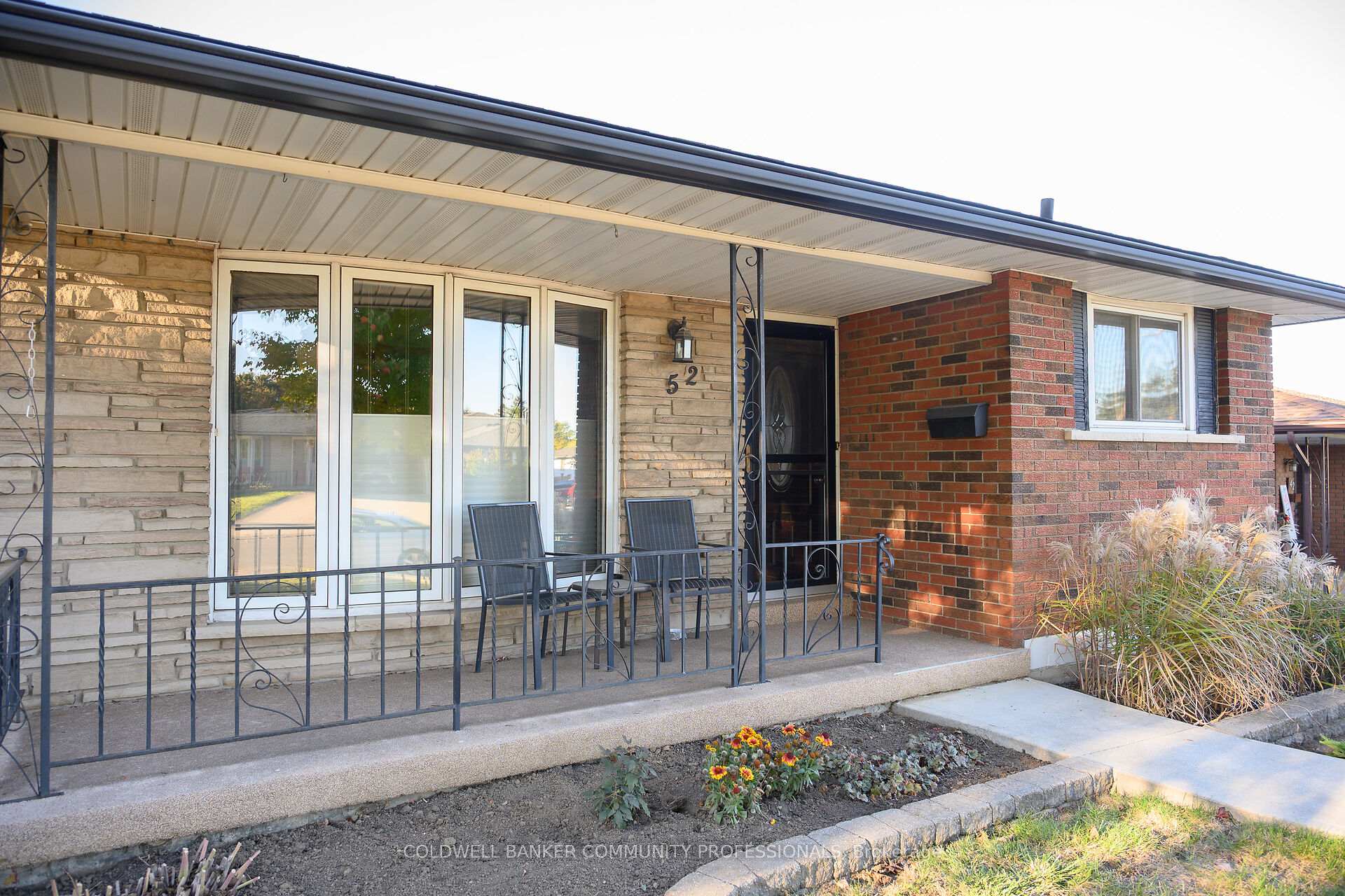 Photo 3 of 52 Gardiner Drive, Hamilton, Gilkson — HOMEH