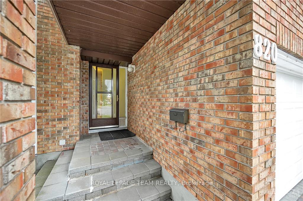 Photo 2 of 820 Torsa Court, Ottawa, Fairfield Heights — HOMEH