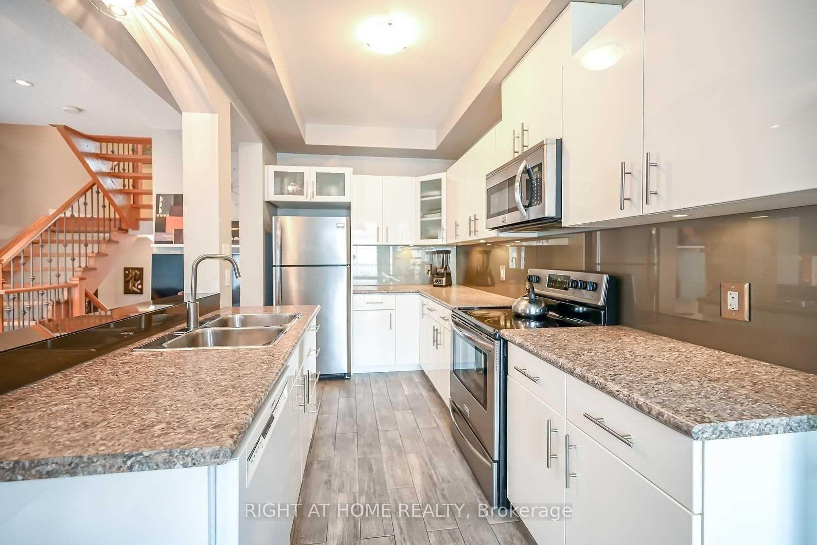 Photo 3 of 96 Highgate Drive, Hamilton, Stoney Creek Mountain — HOMEH