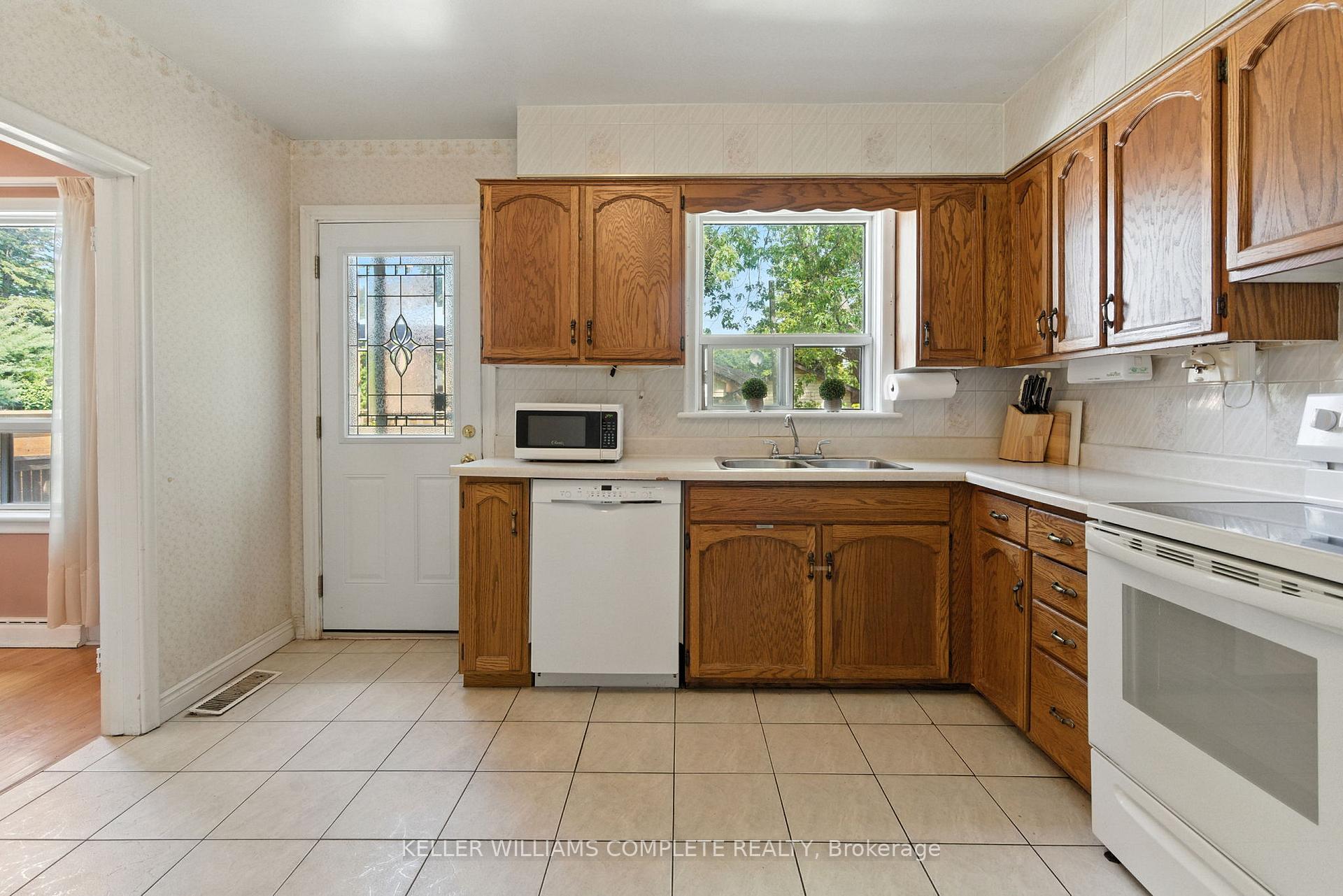 Photo 9 of 1001 Brucedale Avenue E, Hamilton, Sherwood — HOMEH