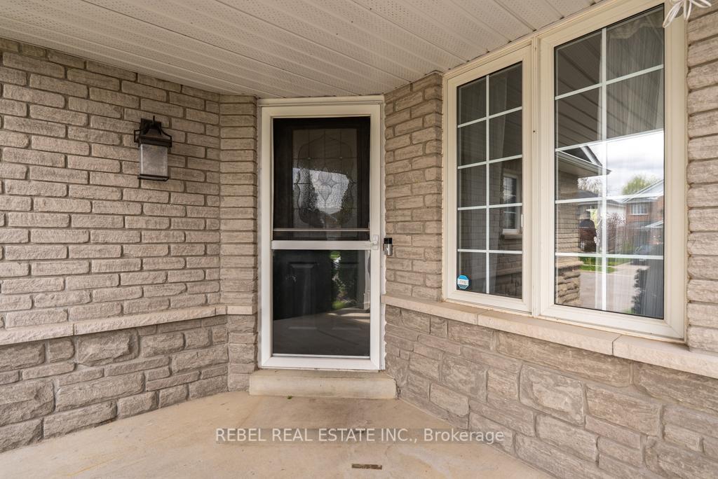 Photo 3 of 132 Wade Square, Clarington, Courtice — HOMEH