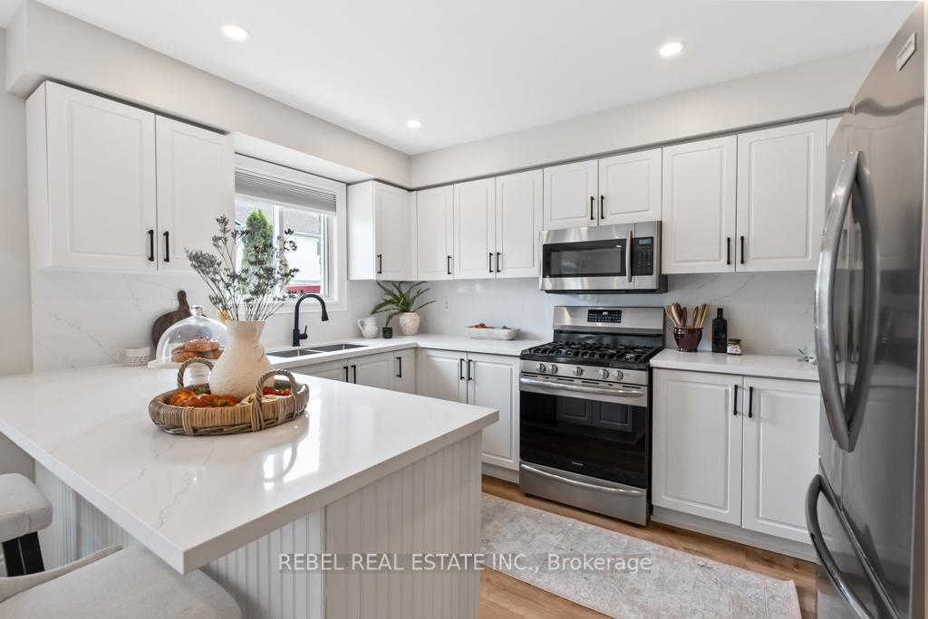 Photo 14 of 132 Wade Square, Clarington, Courtice — HOMEH