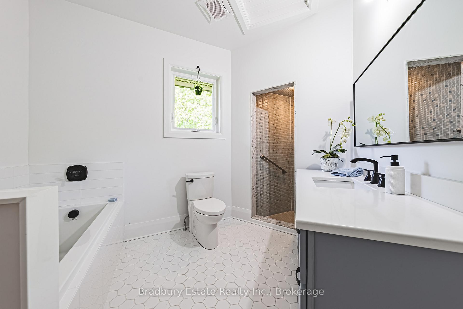 Photo 2 of 128 Bunker Hill Drive, Hamilton, Vincent — HOMEH