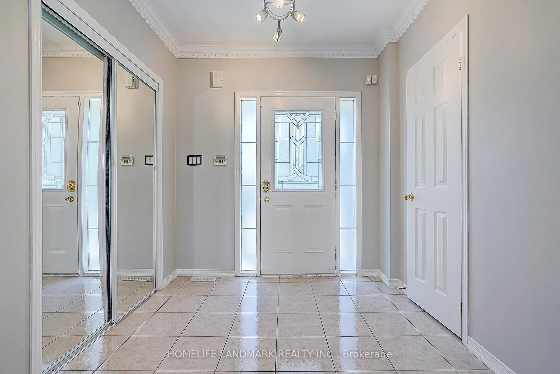 Photo 3 of 47 Wallwark Street, Aurora, Bayview Northeast — HOMEH