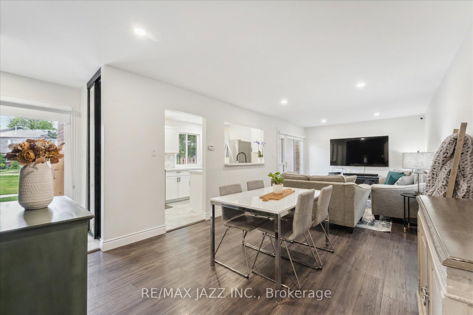 Photo 1 of Unit 40, 103 Dovedale Dr, Whitby, Downtown Whitby — HOMEH