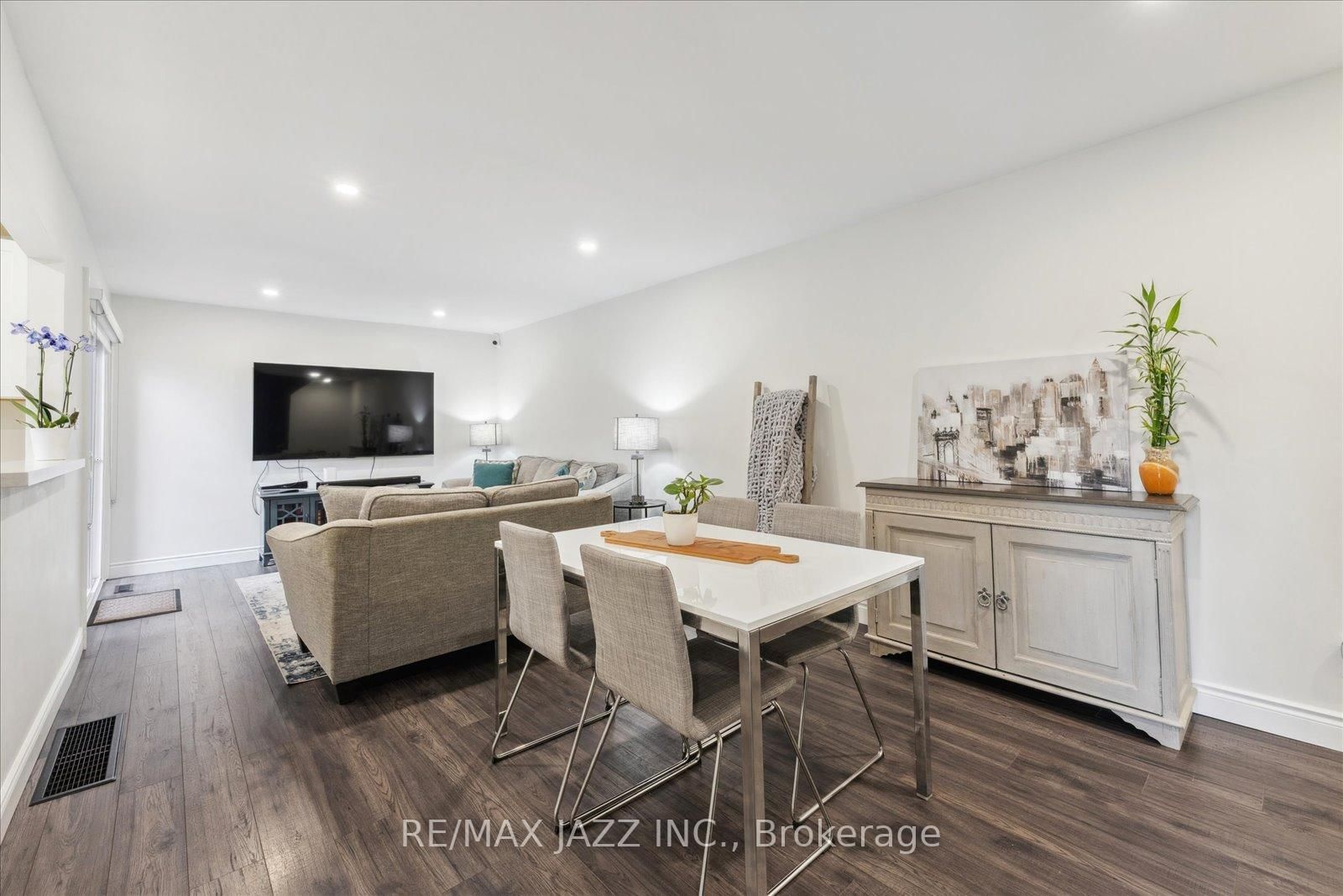 Photo 3 of Unit 40, 103 Dovedale Dr, Whitby, Downtown Whitby — HOMEH