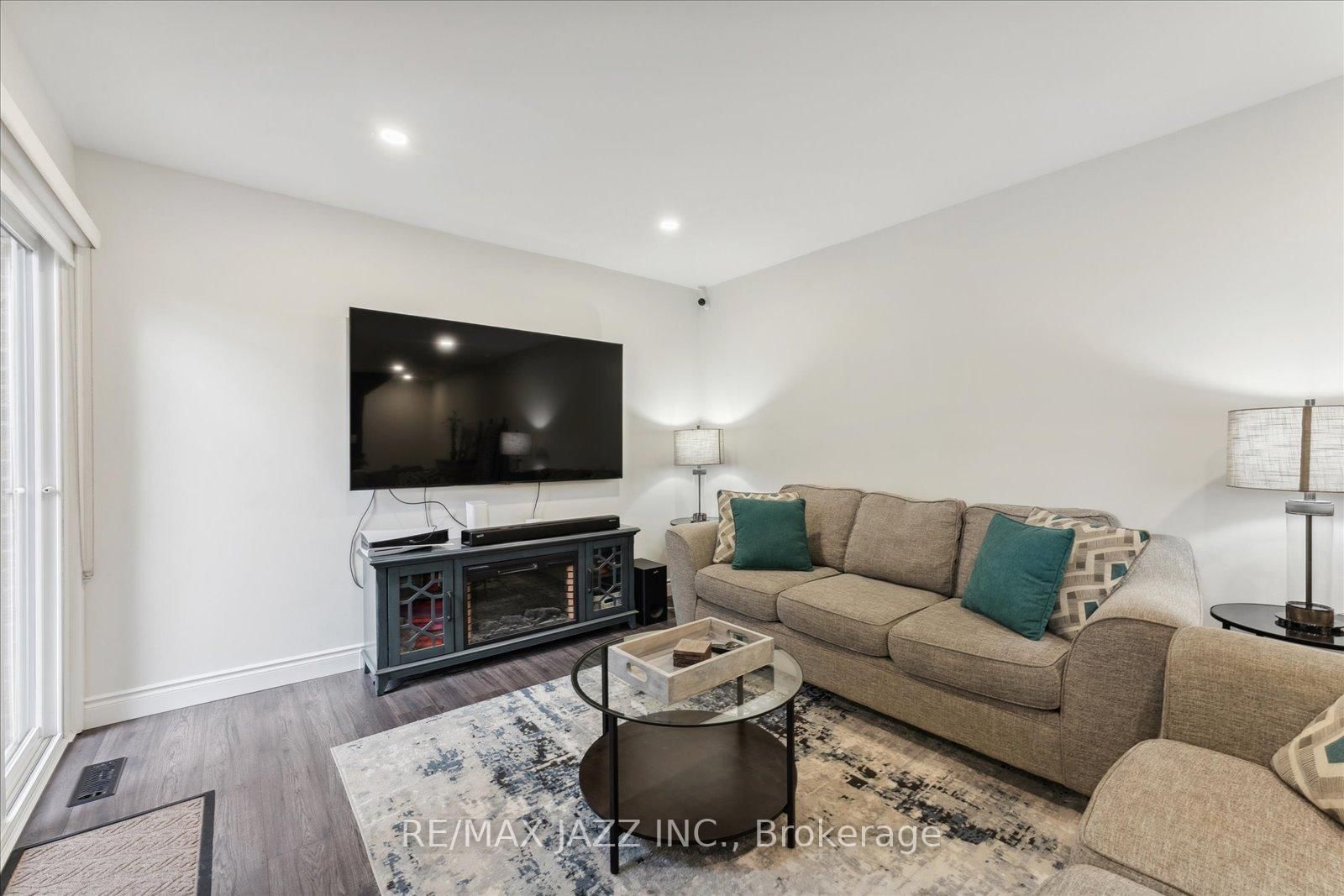 Photo 5 of Unit 40, 103 Dovedale Dr, Whitby, Downtown Whitby — HOMEH