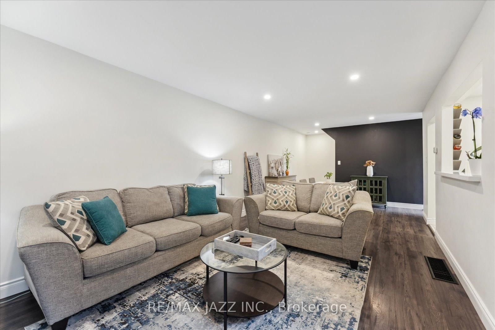 Photo 6 of Unit 40, 103 Dovedale Dr, Whitby, Downtown Whitby — HOMEH