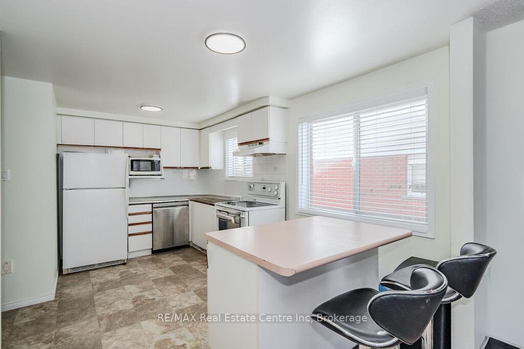Photo 3 of 23 Sidney Crescent, Guelph, Kortright West — HOMEH