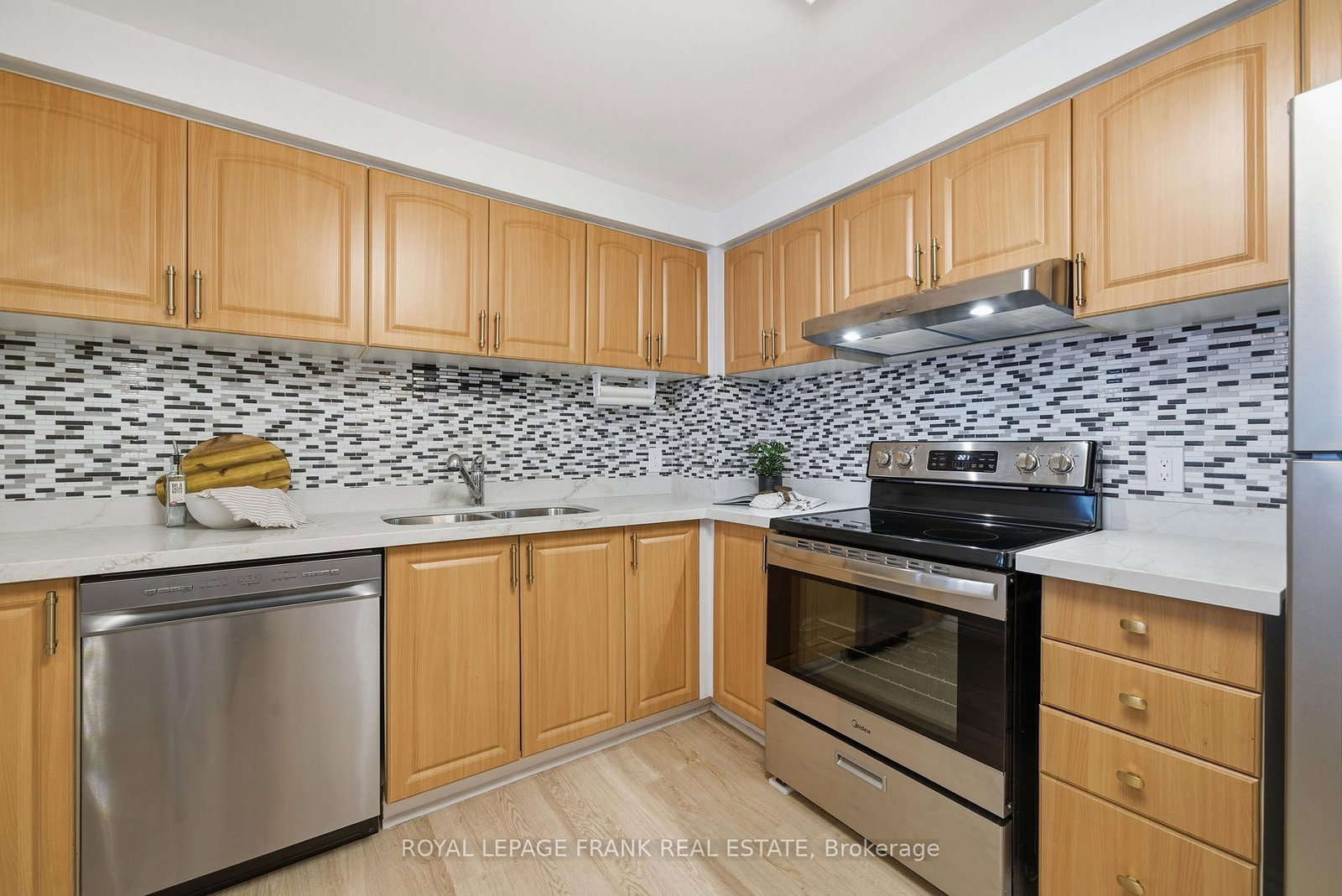 Photo 5 of Unit 710, 711 Rossland Rd E, Whitby, Pringle Creek — HOMEH