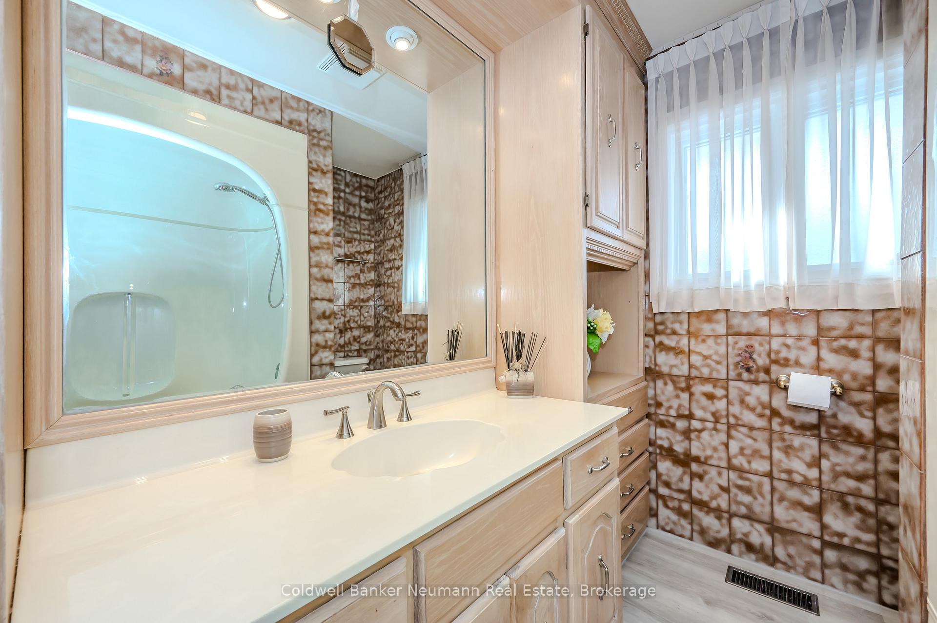 Photo 17 of 104 Dumbarton Street, Guelph, Riverside Park — HOMEH