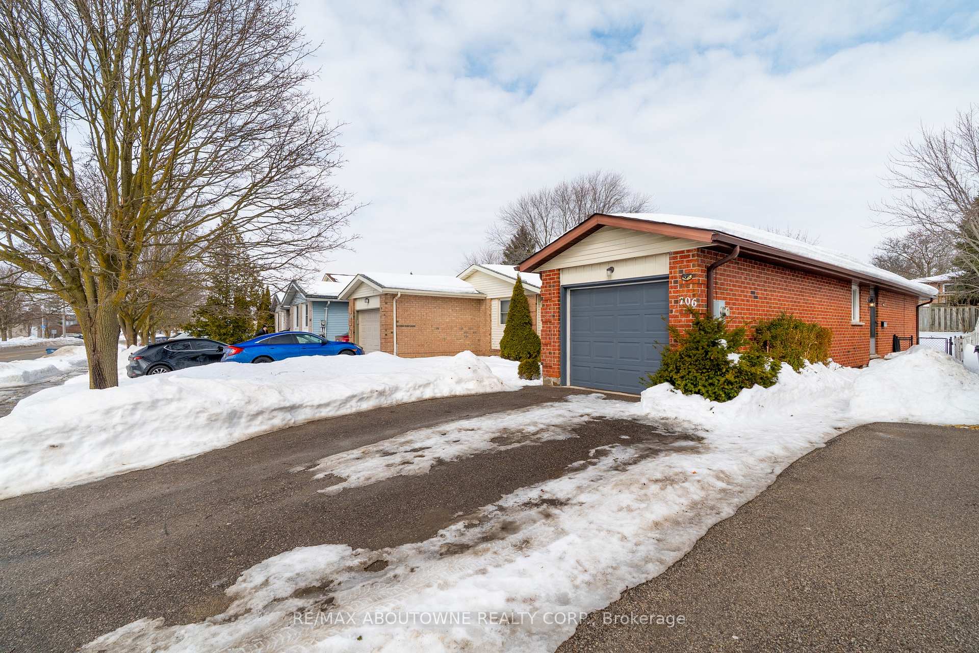 Photo 3 of 706 Scottsdale Drive, Guelph, Kortright West — HOMEH