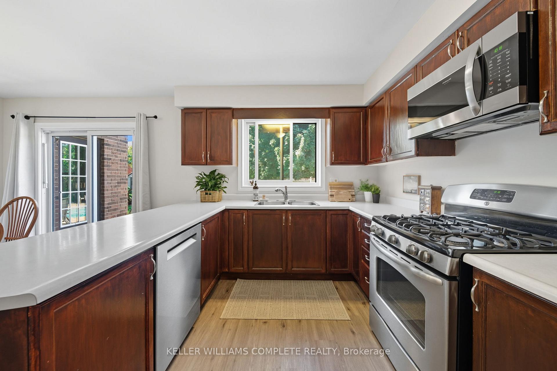 Photo 15 of 142 Meadowbrook Drive, Hamilton, Ancaster — HOMEH