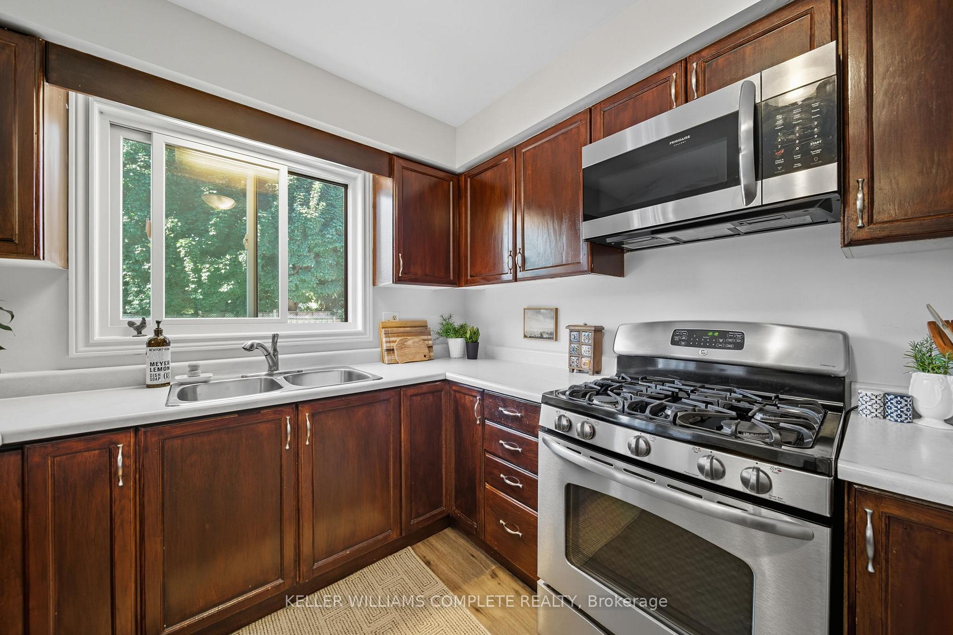 Photo 16 of 142 Meadowbrook Drive, Hamilton, Ancaster — HOMEH