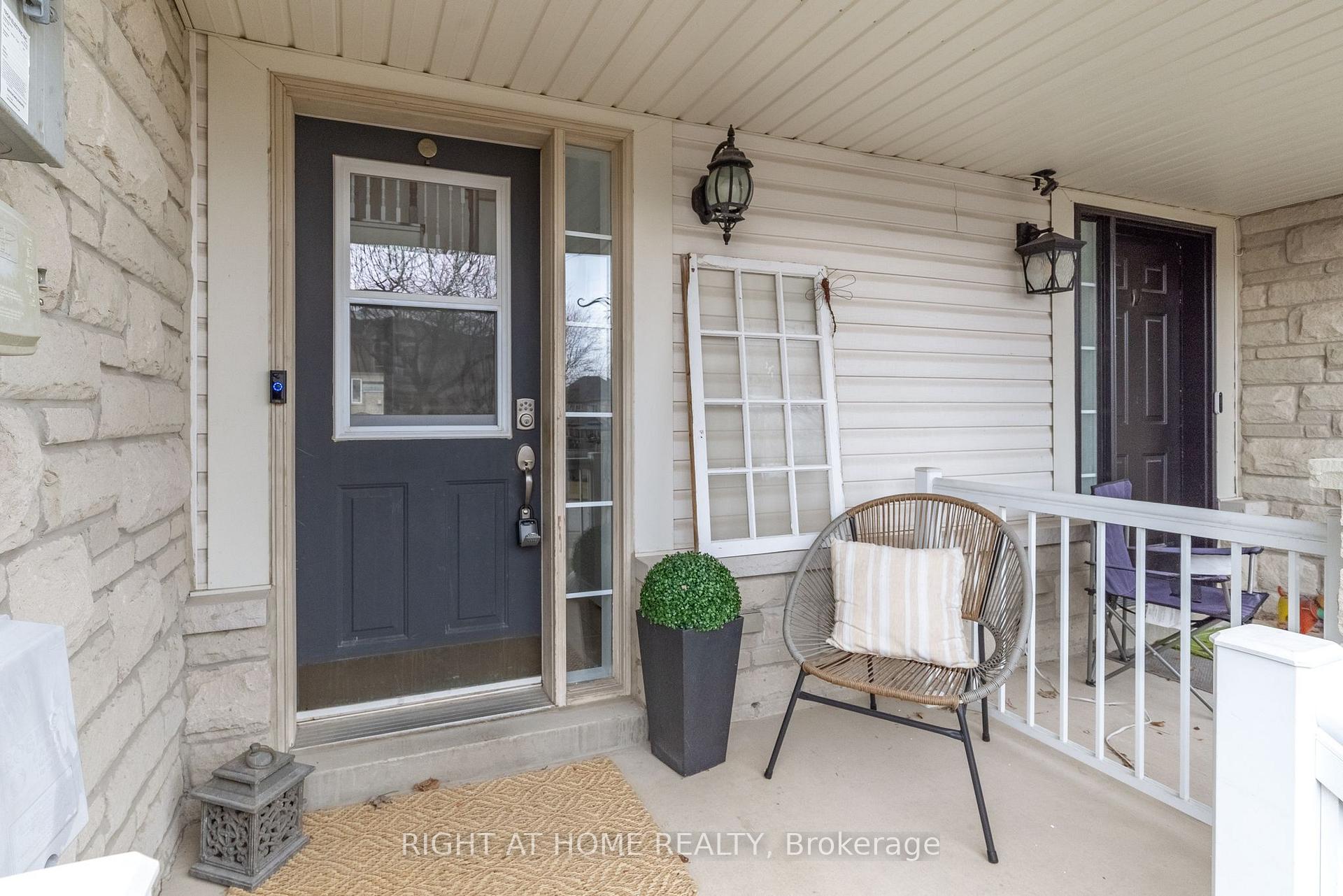 Photo 2 of 14 Dodds Square, Clarington, Bowmanville — HOMEH