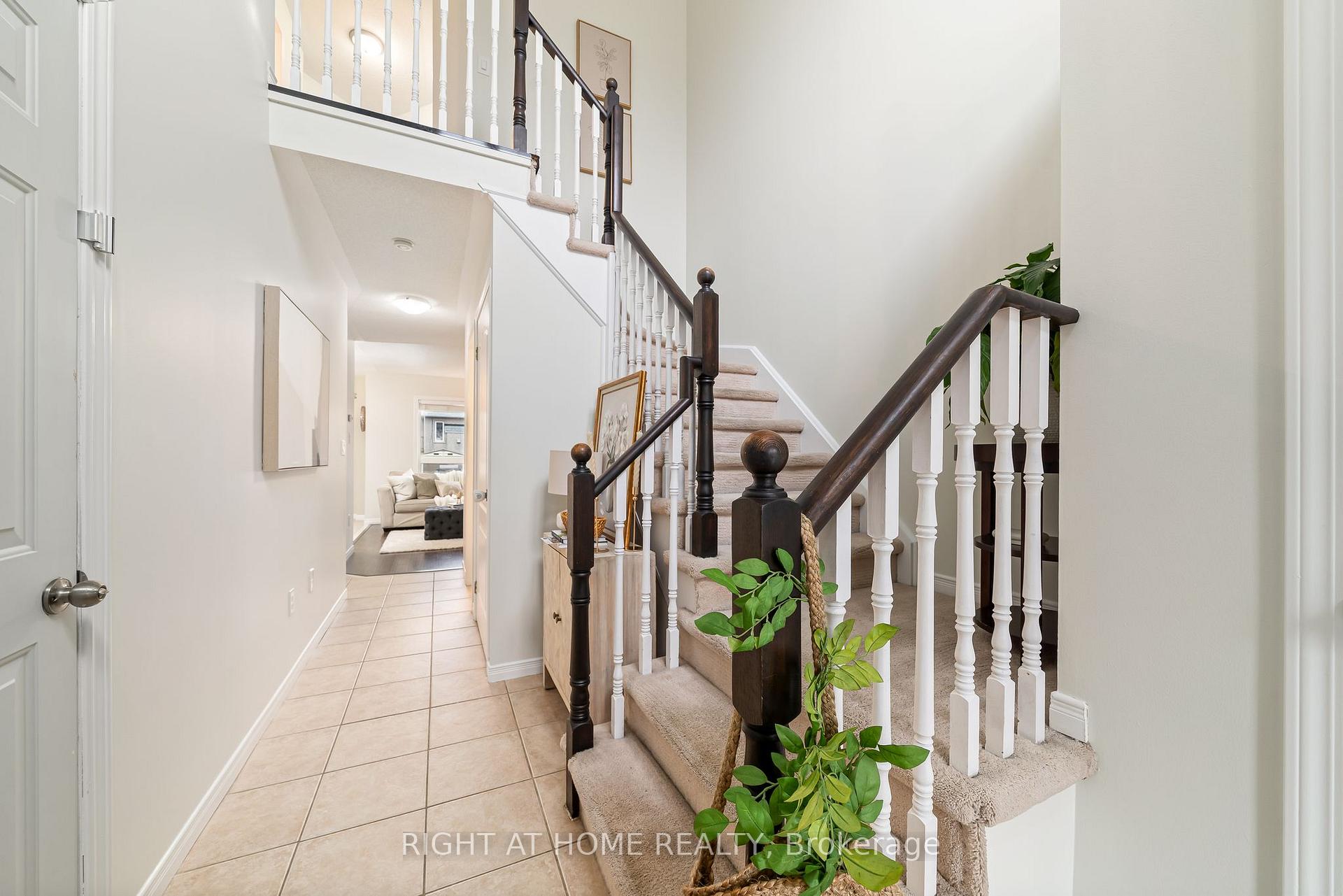 Photo 5 of 14 Dodds Square, Clarington, Bowmanville — HOMEH