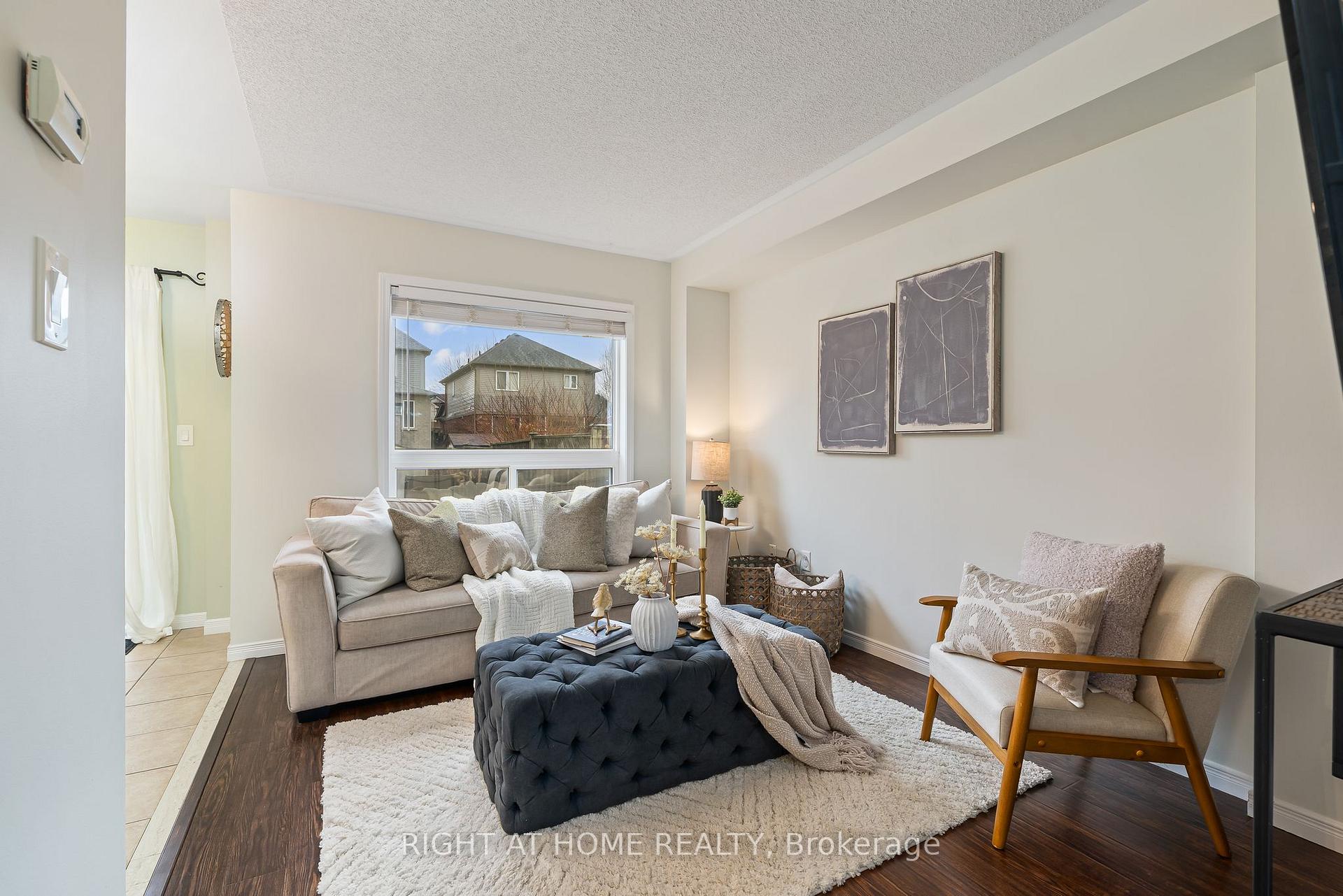Photo 8 of 14 Dodds Square, Clarington, Bowmanville — HOMEH