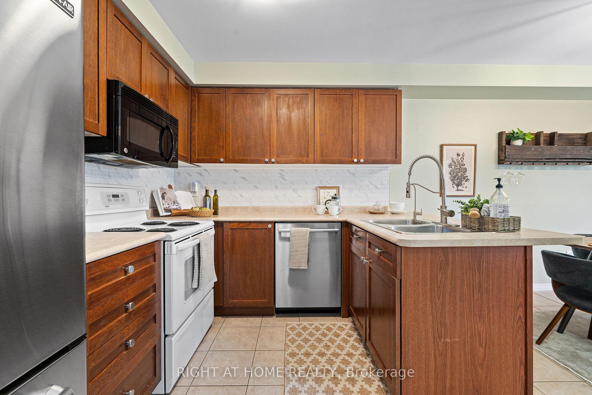 Photo 15 of 14 Dodds Square, Clarington, Bowmanville — HOMEH