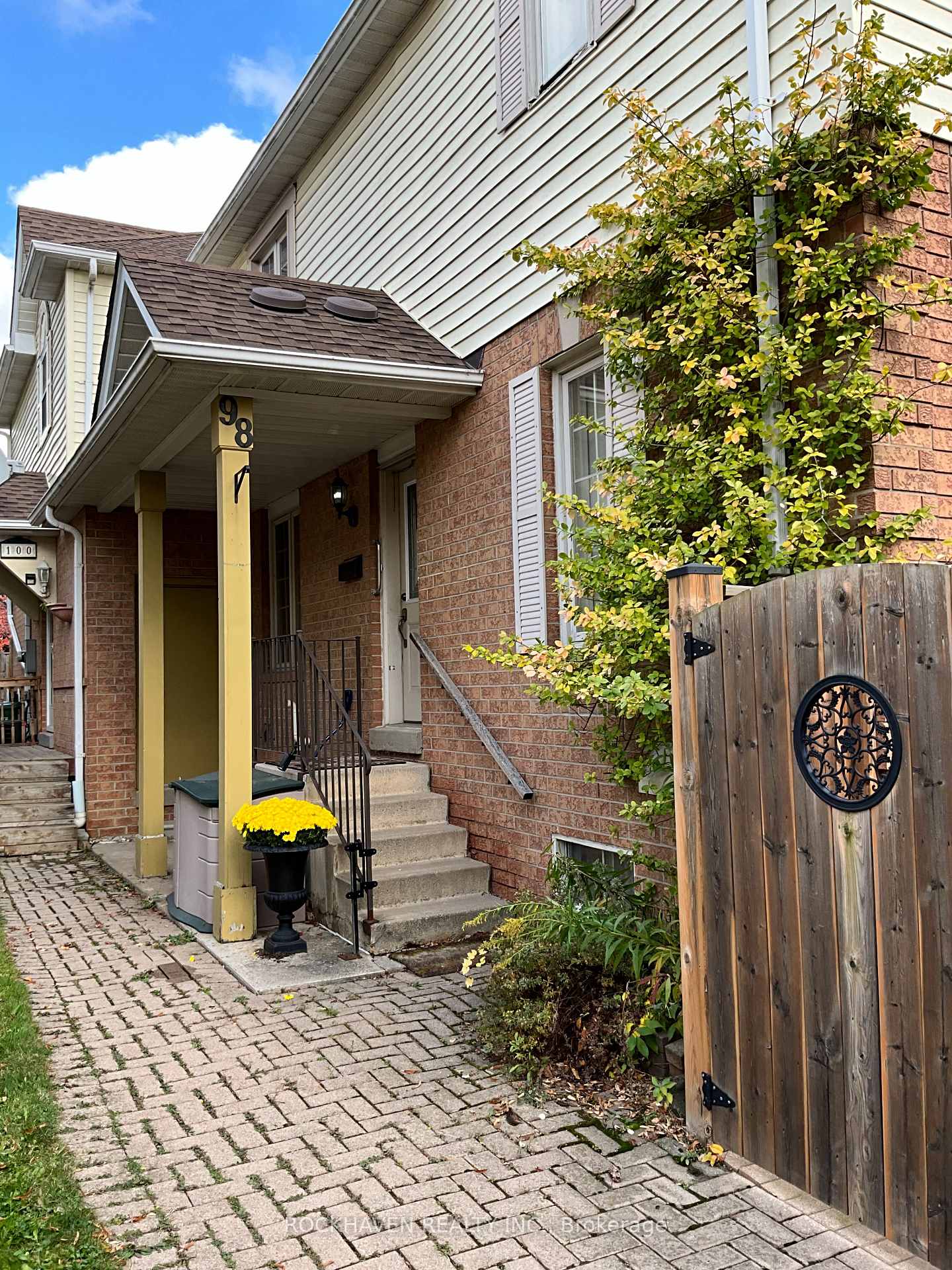 Photo 1 of 98 Fellowes Crescent, Hamilton, Waterdown — HOMEH