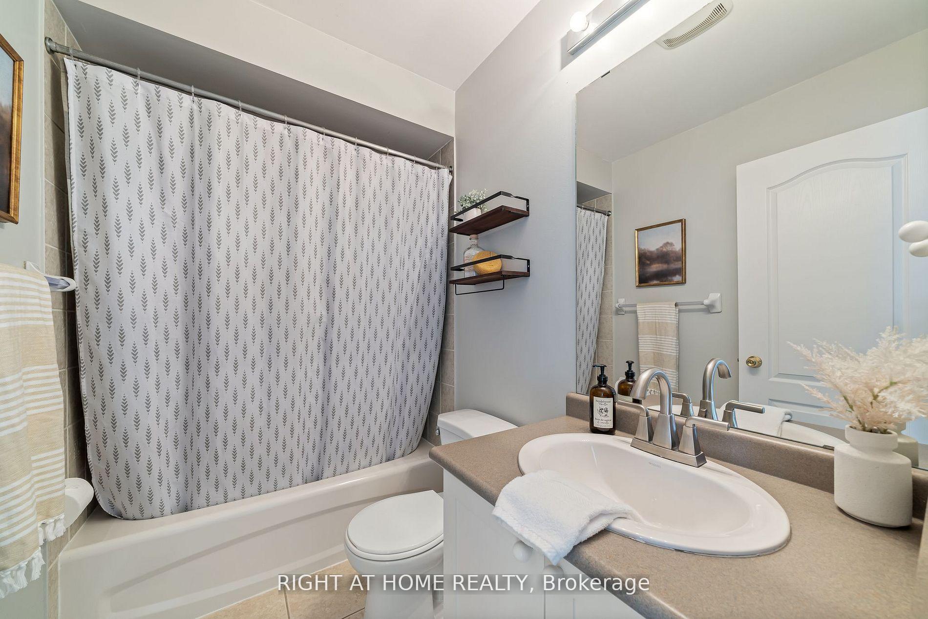 Photo 24 of 14 Dodds Square, Clarington, Bowmanville — HOMEH