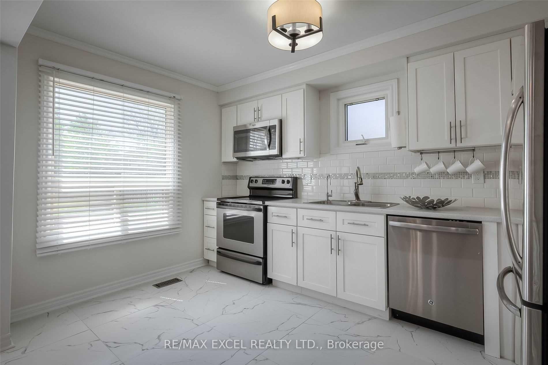Photo 9 of 22 Weatherup Crescent, Barrie, West Bayfield — HOMEH