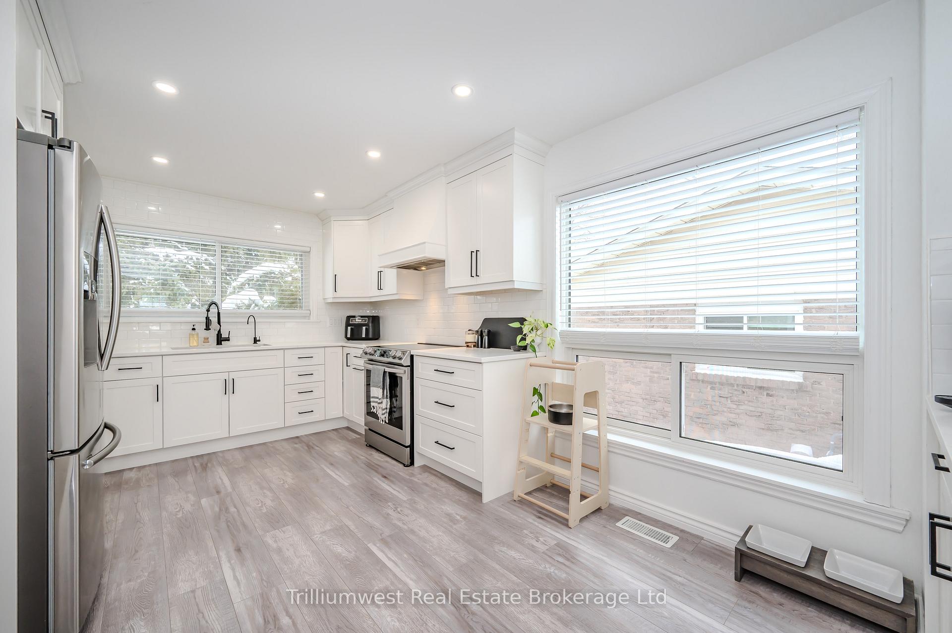 Photo 8 of 16 Woodridge Drive, Guelph, Willow West/Sugarbush/West Acres — HOMEH