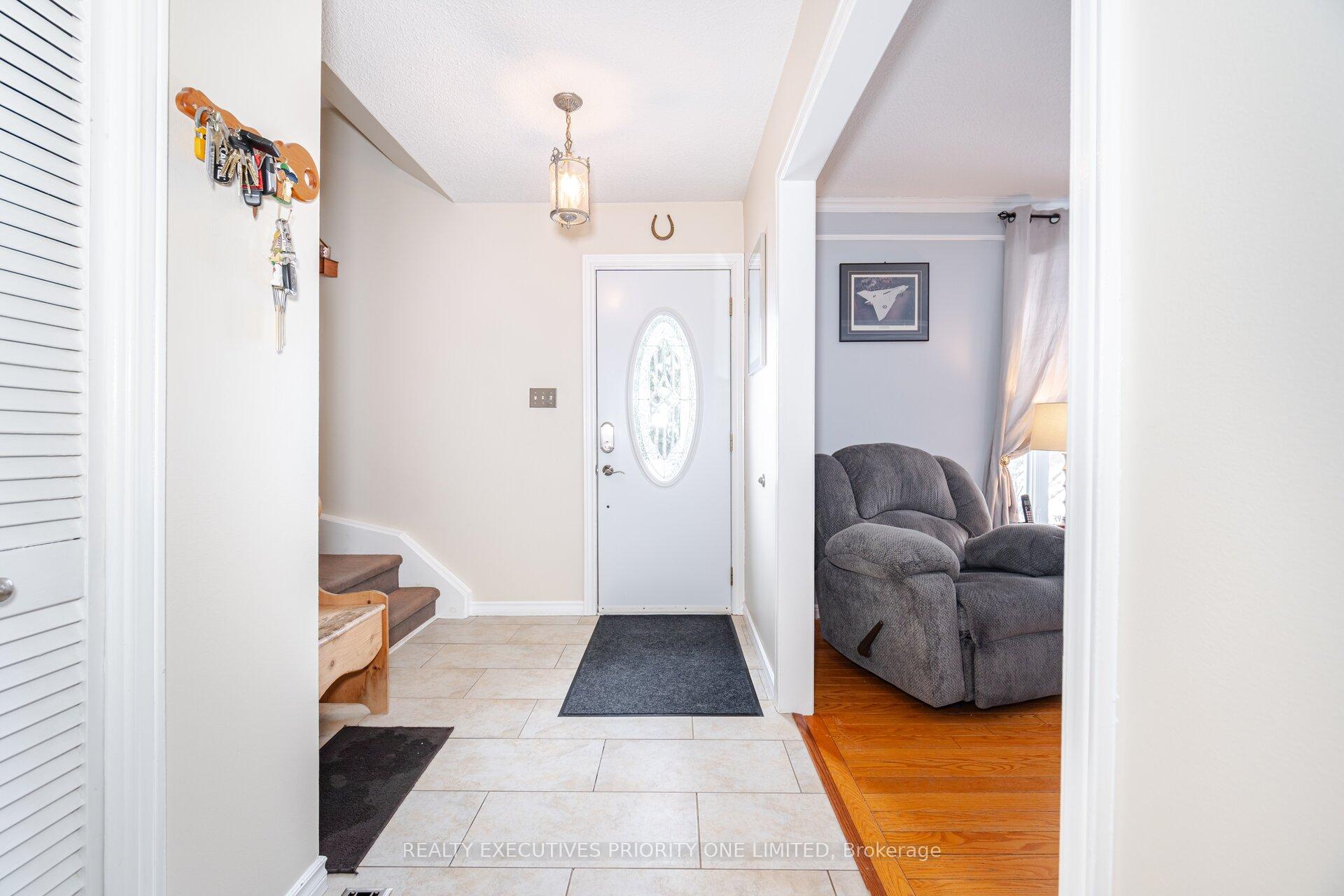 Photo 5 of 365 Kingsview Drive, Caledon, Bolton North — HOMEH