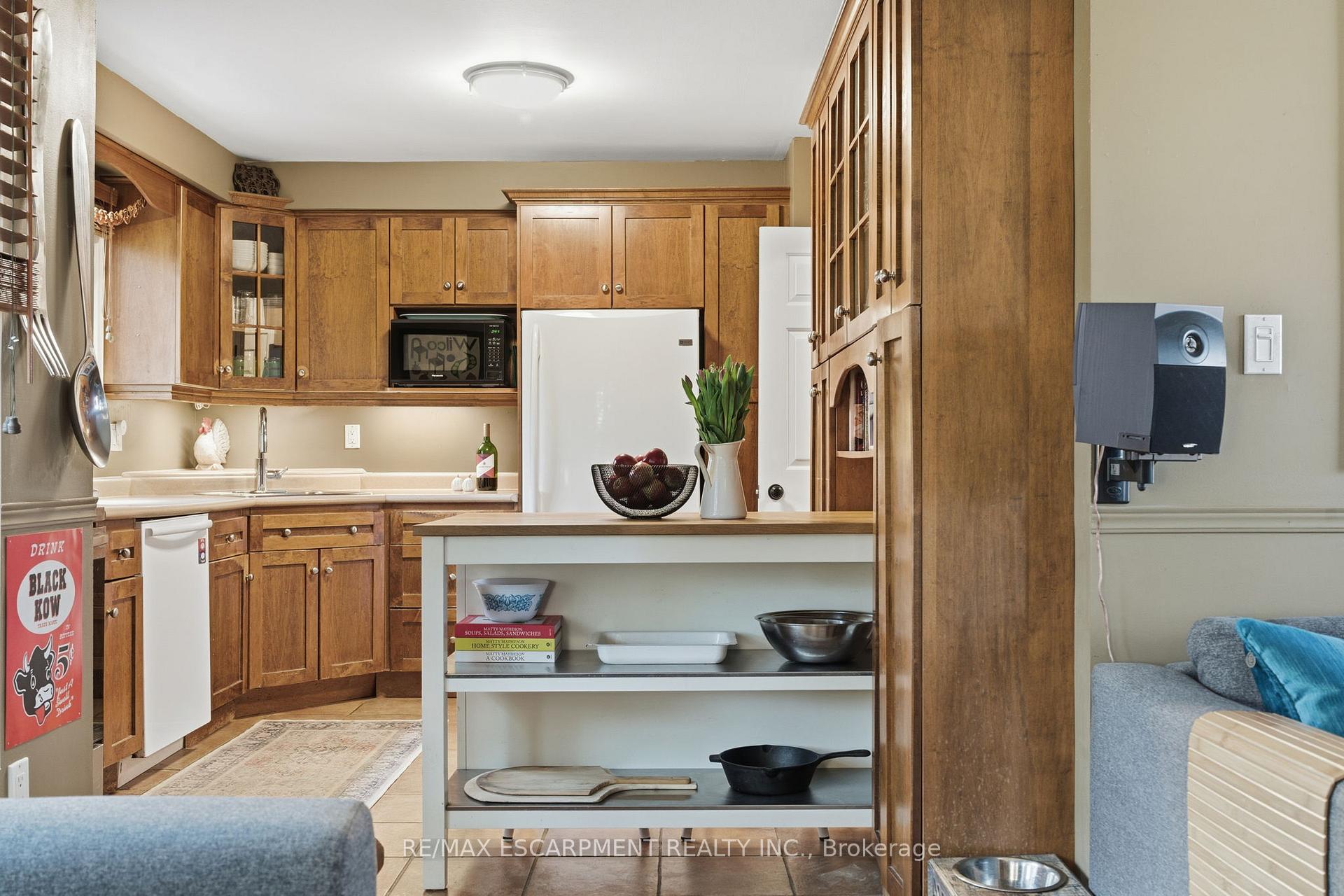 Photo 11 of 113 Brian Boulevard, Hamilton, Waterdown — HOMEH