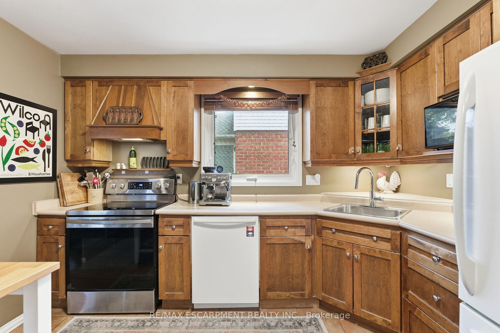 Photo 12 of 113 Brian Boulevard, Hamilton, Waterdown — HOMEH