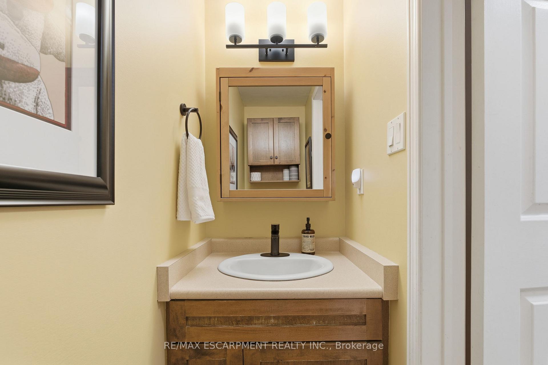 Photo 15 of 113 Brian Boulevard, Hamilton, Waterdown — HOMEH
